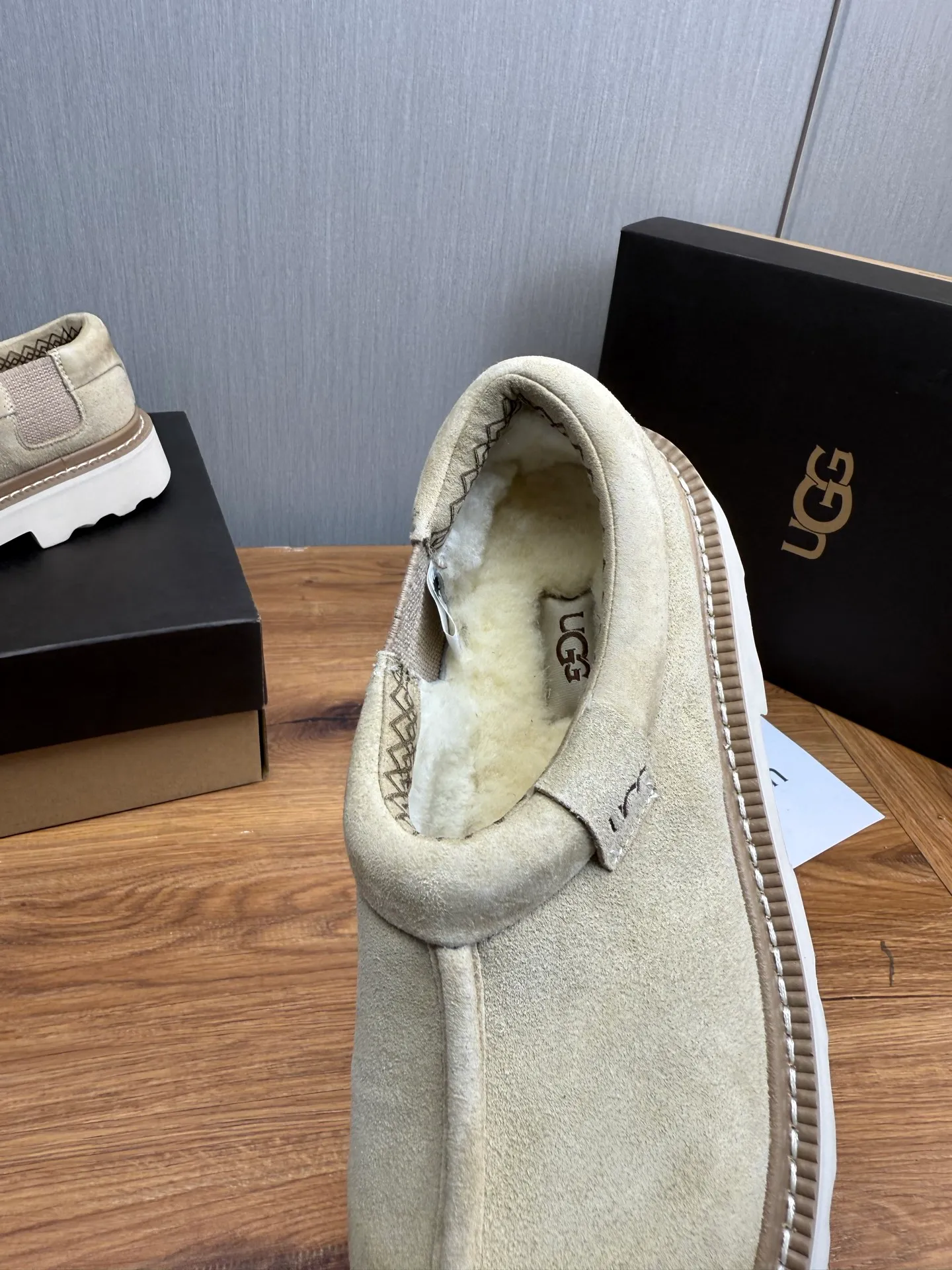 Men's shoes 💰560💰 New UGG fur integrated men's simple and fashionable snow boots. The most worth buying at the end of this year are warm casual shoes. Whether you are out and about at home, their comfortable and warm performance will be your most suitable fashion companion! The material is cowhide upper and imported wool is used inside. Warm and comfortable! The eva+ rubber patch outsole is cushioned, non-slip and wear-resistant, and has good elasticity. It is light and wear-resistant, comfortable and soft, and the new simple cut is more fashionable. It has both practicality and fashion sense, so you no longer have to worry about how to match it in winter, while still maintaining your fashionable taste. High-quality genuine wool. Look at the details for the material! Size: 39-40-41-42-43-44-44 sneaker size